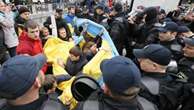 Сотрудники ОМОНа блокируют людей, пытавшихся сорвать акцию Бессмертный полк в Киеве