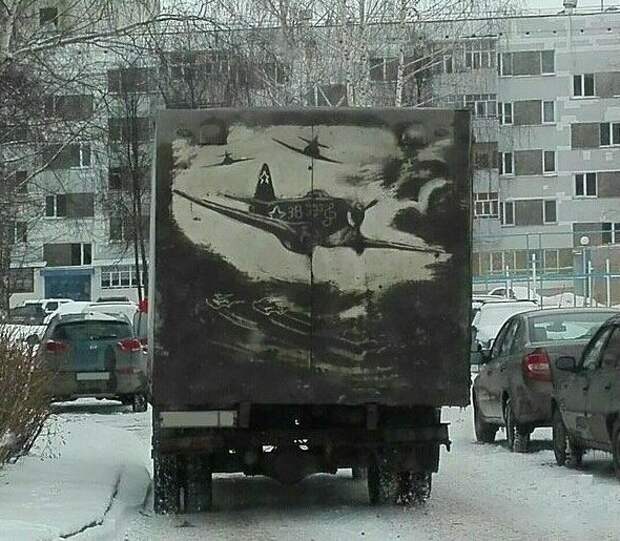 Грязь вместо красок: чего только не увидишь на пыльных грузовиках Грязь вместо красок: чего только не увидишь на пыльных грузовиках