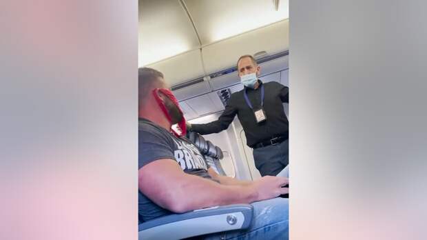 Американца высадили из самолета, потому что он надел женское нижнее белье на лицо вместо маски