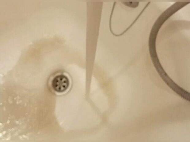 У жителей улицы Журавлева второй день из кранов идет грязная вода