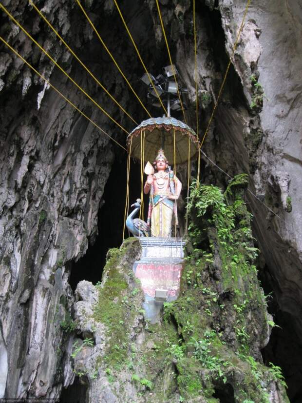 Пещеры Бату Кейвс (Batu Caves). Индонезия.
