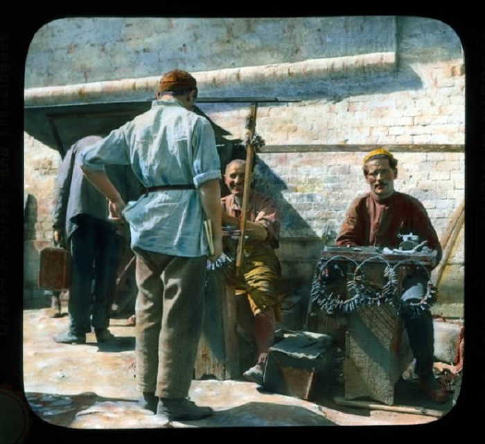 Уличные изготовители дубликатов ключей.