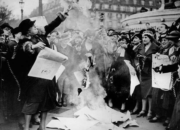 Феминистки сжигают избирательные плакаты, поддерживая избирательное право для женщин, Париж, Франция, 1935 демонстрации, женщины, кадры, общество, протест, сильные женщины, сильные фотографии, фото