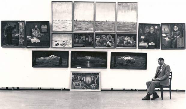 Корюн Нагапетян со своими картинами/ из семейного архива