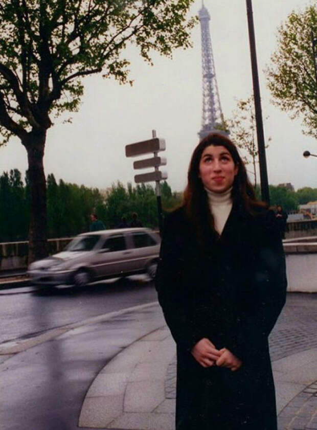 Британская певица во время посещения Парижа в 1990-х годах.