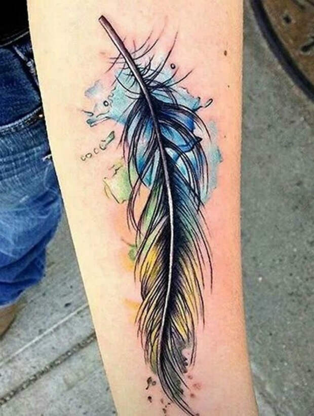 Татуировка с изображением птичьего пера.