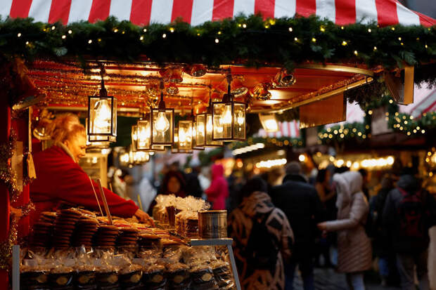 People visit "Nuernberger Christkindlesmarkt" (Christ Child Market), one of the world's oldest Christmas markets, in Nuremberg, Germany November 25, 2022. REUTERS/Heiko Becker