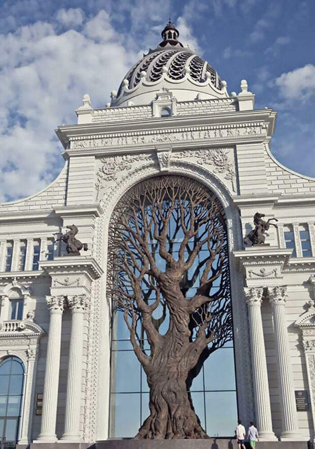 Гигантское железное дерево, встроенное в здание Минсельхоза России. Фото: reddit.com