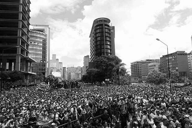 Накануне в столице собрались огромные манифестации против политики Мадуро. Помимо Каракаса, массовые акции протеста происходят в штатах Баринас, Амасонас, Боливар, Тачира, Португеса и других регионах страны
