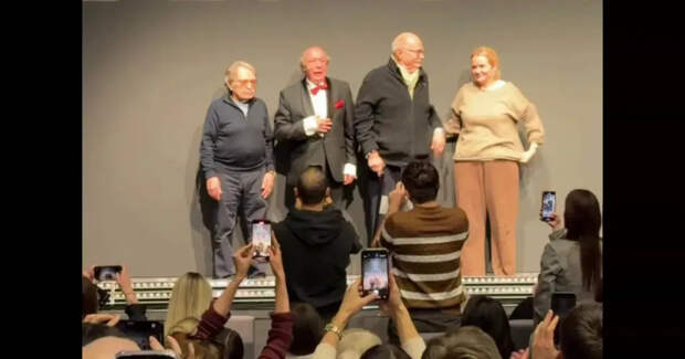 Михаила Ефремова встретили овациями на предпремьерном показе его первого спектакля после освобождения из колонии