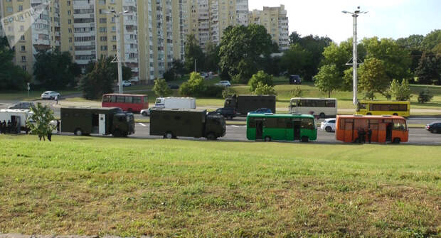 У стелы "Минск – город-герой" стягиваются автобусы с ОМОНом и автозаки