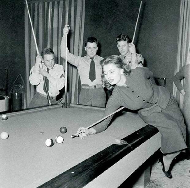 Софи Лорен демонстрирует американским солдатам свое мастерство игры на бильярде, Ливорно, 1954 год история, редкие, фото