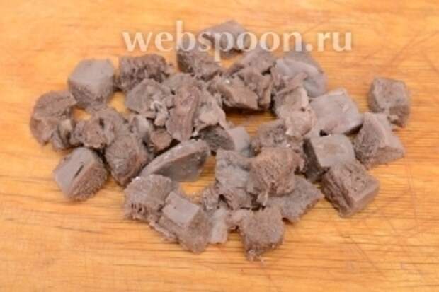 Нарезаем говяжий язык небольшими кубиками.