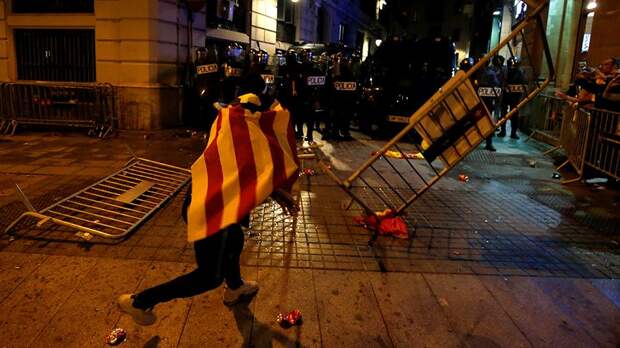 Столкновения с полицией на улицах Барселоны