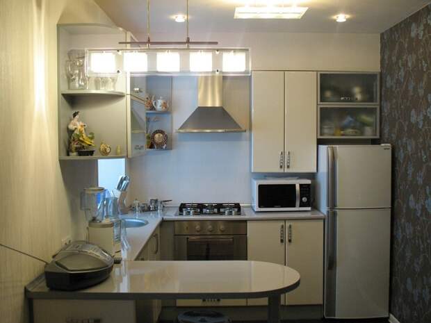 Оформление кухни с маленькой площадью в серых тонах, что выглядит стильно и современно.