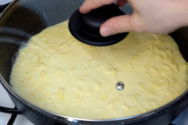 Ленивый хачапури на сковороде за 10 минут. вкусная сырная лепешка на завтрак: фото шаг 4