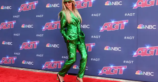 Хайди Клум вышла в свет в блестящем зеленом костюме