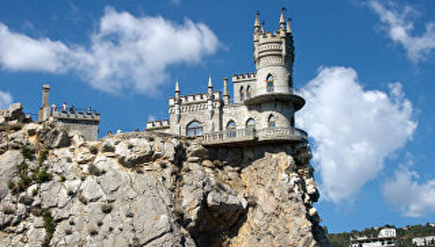 Замок Ласточкино гнездо на береговой скале в поселке Гаспра в Крыму. Архивное фото