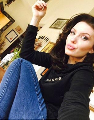 женщина похожа на Анджелину Джоли, Мелисса Бейзен, Melissa Baizen, точь-в-точь как Анджелина Джоли, двойник Анджелины Джоли