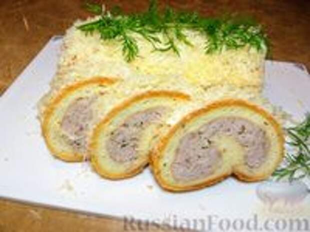 Фото к рецепту: Закусочный рулет с мясным фаршем и сыром