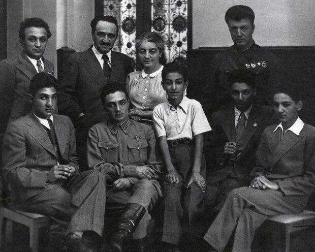 Анастас Микоян со своей семьей. Фото из источника: ctrl.info
