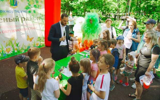 Ректор РХТУ Мажуга: экологические квесты учат заботиться о природе. Фото: Дмитрий Бубонец