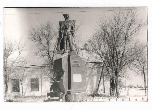 Памятник В.И.Чапаеву ранний в фас.jpg