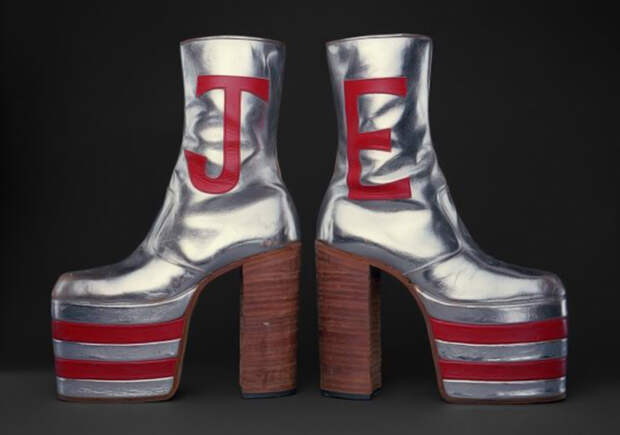 Самая безумная обувь Элтона Джона: Платформы, ходули, крылатые ботинки и др