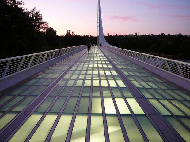 Стеклянная поверхность моста Sundial Bridge Стеклянная поверхность моста Sundial Bridge