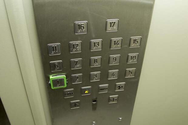 В Подмосковье иностранец пытался раздеть несовершеннолетнюю девушку в лифте