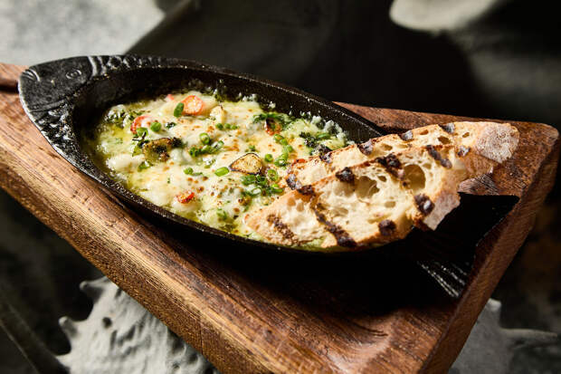 Гребешок пиль-пиль в масляно-чесночном соусе под сырной корочкой