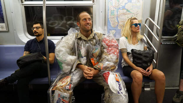 Этот американец носит на себе весь мусор, созданный им же самим за 30 дней люди, мусор