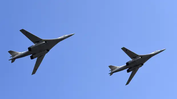 Стратегические ракетоносцы Ту-160 выполнили 13-часовой полёт над Арктикой