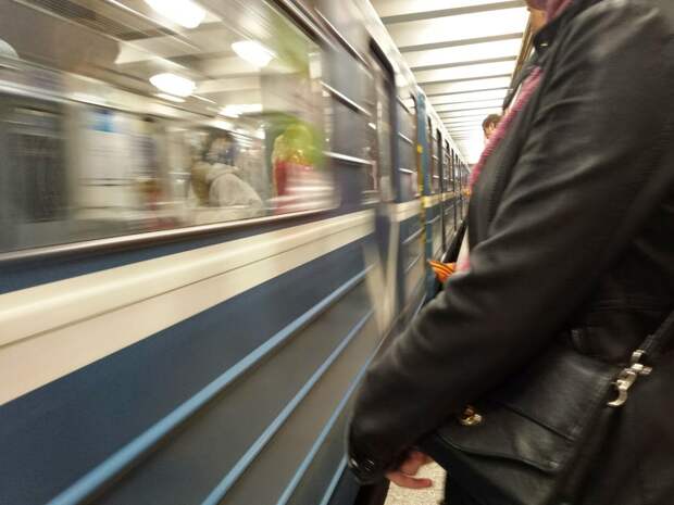 На «синей» линии метро поезда сбились с графика из-за пассажира на путях
