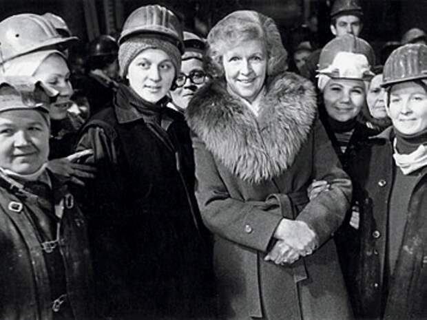 Леонтьева с женщинами-шахтерами на съемках передачи *От всей души* | Фото: photo.qip.ru