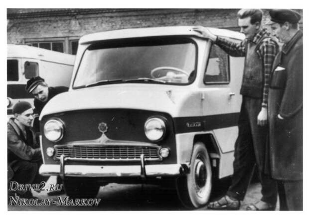 ТА-11 готовится к первому выезду в свет, октябрь 1961 г. Справа у машины стоят конструктор А.Воолаид и мастер А.Леебен АРЗ, авто, москвич