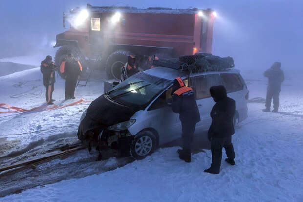 На видео попал момент подъема провалившегося под лед реки Лена минивэна в Якутии