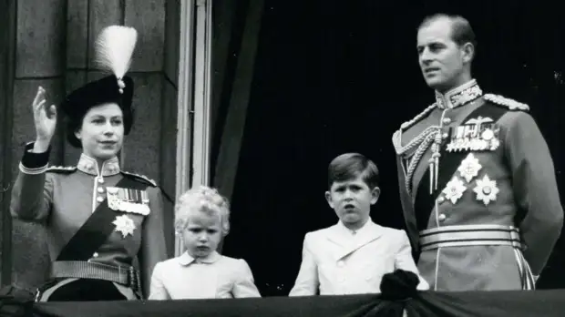 Перечислены пять винтажных образов Елизаветы II, которые актуальны и сейчас