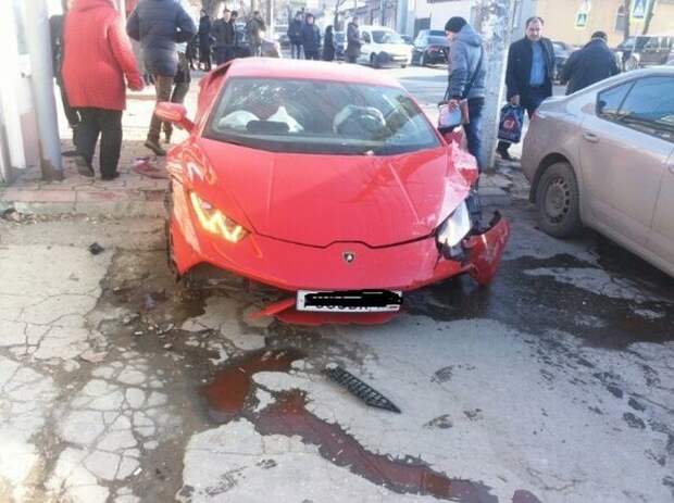 В аварии никто серьезно не пострадал, но у Lamborghini Huracan сработали подушки безопасности. lamborghini, авария, авто, дтп, суперкар