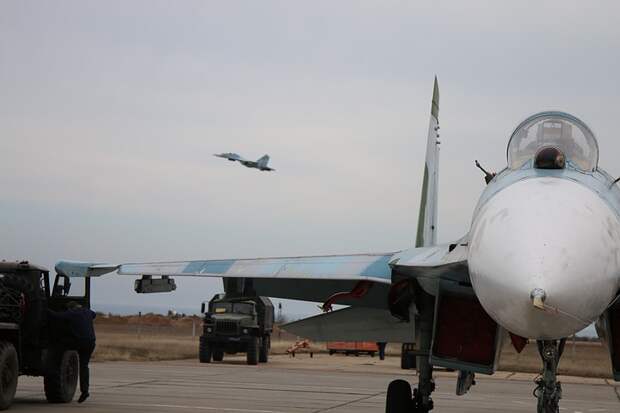 Украинский истребитель Су-27 сбил дорожный знак во время учений