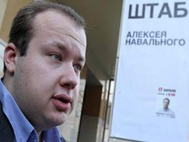 Соратник Навального Албуров ознакомился с делом о краже картины