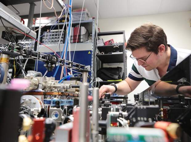 Ученые физического факультета МГУ показали свои разработки в преддверии фестиваля NAUKA 0+. Фото: Ольга Мерзлякова / «Научная Россия»