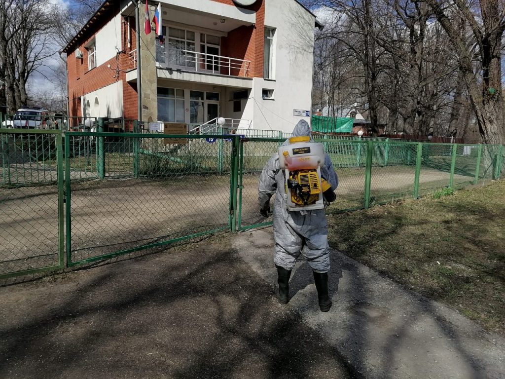 Спасатели Восточного округа столицы проводят дезинфекцию помещений. Фото: Пресс-служба Управления по ВАО Департамента ГО и ЧСПБ г. Москвы
