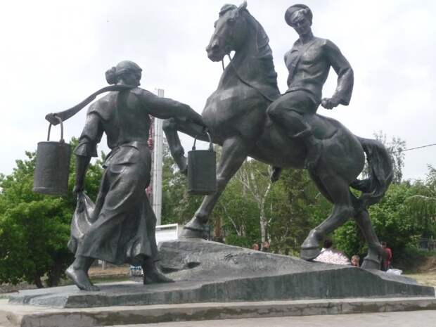 129 Памятник Гришке Мелехову и Аксинье в Ростове-на-Дону