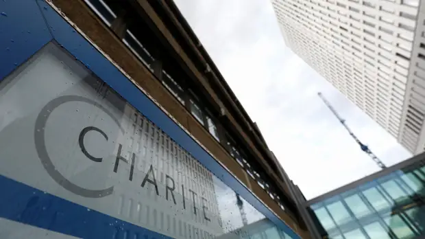 В Кремле заявили, что в ситуации с Навальным «слишком много абсурда»