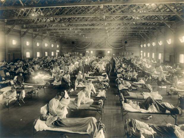 Военный госпиталь во время эпидемии «испанки», лагерь Фанстон в американском штате Канзас, конец 1918 — начало 1919 года