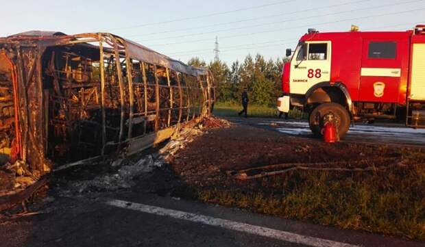 В жутком столкновении бензовоза с автобусом погибли 14 человек