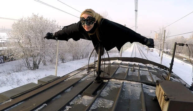 Kobzarro — девушка, которая летает на крыше московских поездов в час пик
