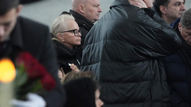 Лариса Долина пришла на прощание с Александром Олейниковым