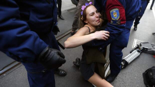 Le Monde: участница Femen заплатит за сломанного Путина 